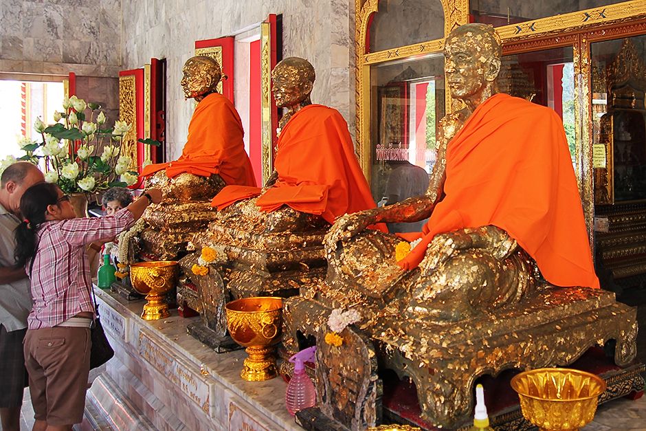 Статуи монахов